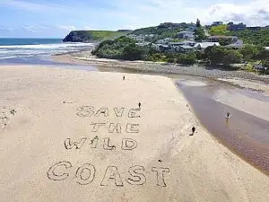 A huge message in the sand for miner Shell on November 1, evoking fury over expected massive marine ecosystem damage and die-off. Image: RICHARD WARREN-SMITH